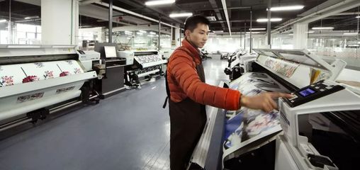 再傳捷報！萬事利數(shù)碼印花被評為工業(yè)與信息化部綠色制造工廠，數(shù)碼產品迎來突破